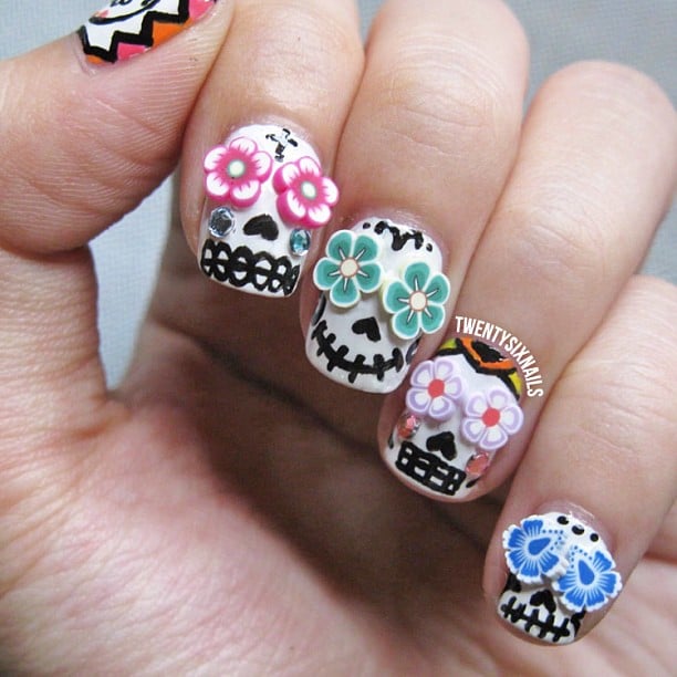 Uñas con calaveras; ;20 Ideas para darle a tus uñas un estilo mexicano y lleno de color