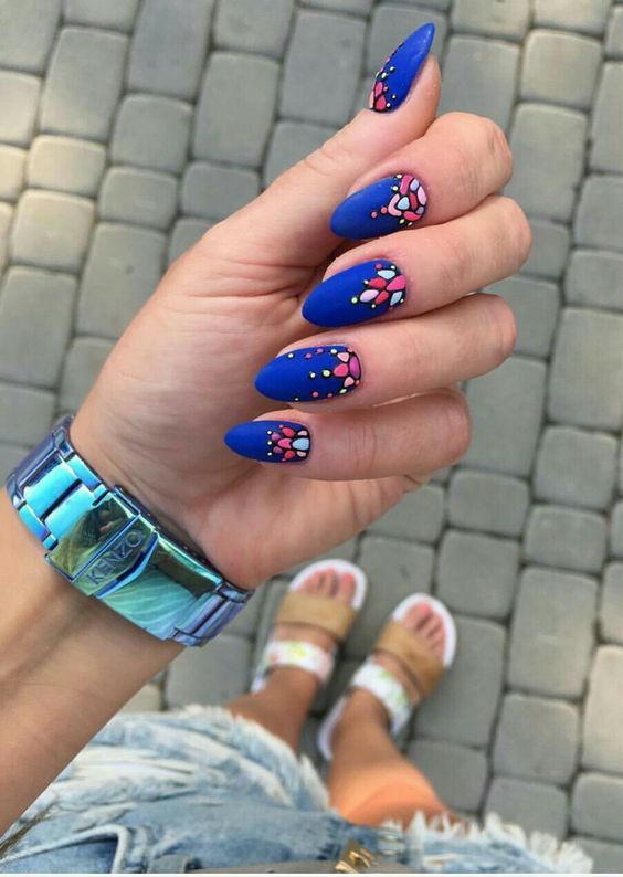 Uñas azul rey con flores rojas ;20 Ideas para darle a tus uñas un estilo mexicano y lleno de color