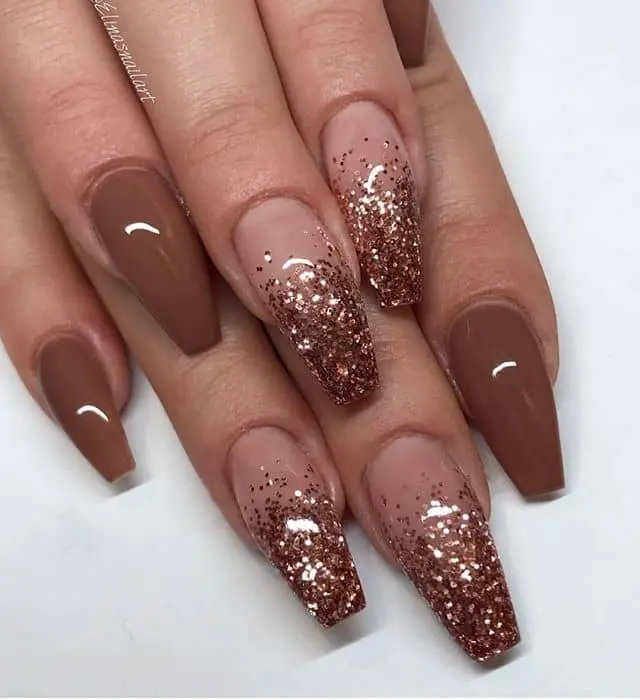 Classy Natural Look with Glitter Accent Fingers