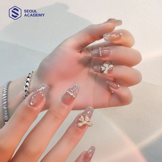 Mẫu nail đính nơ đẹp chính là charm nơ đá kết hợp màu sơn thạch kết hợp nhũ