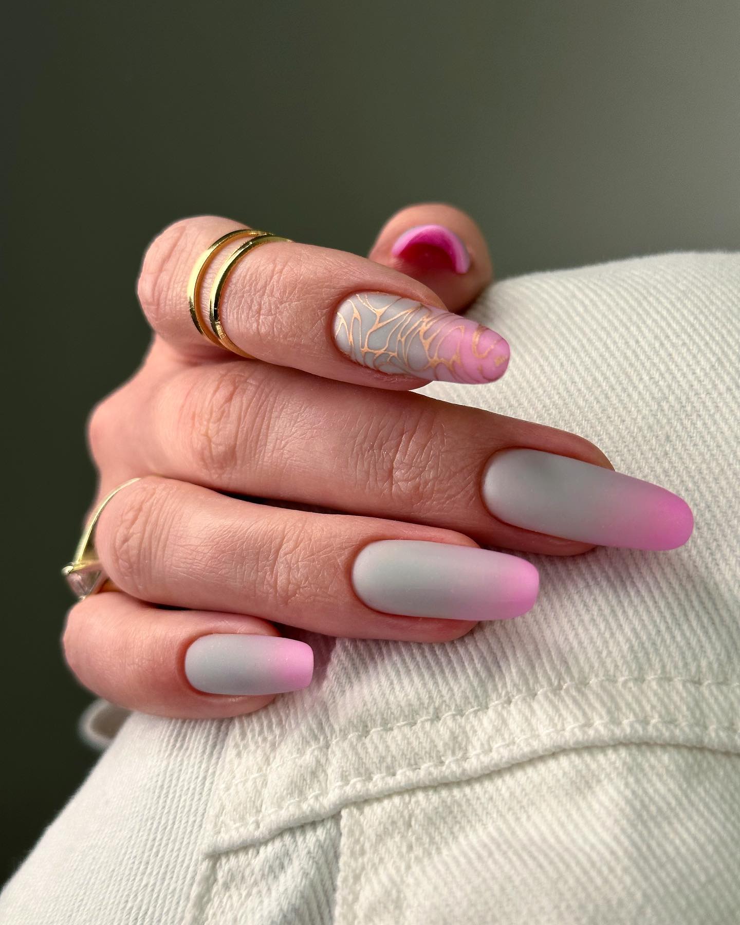 Ombre gris y rosa en uñas largas y redondas