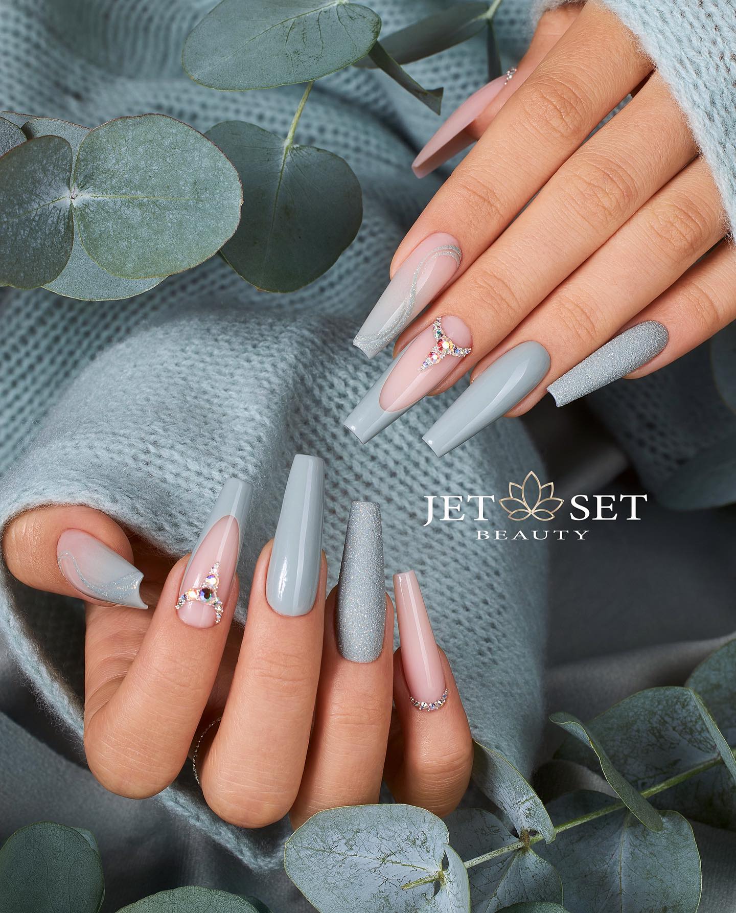 Uñas largas de color gris ataúd con pedrería