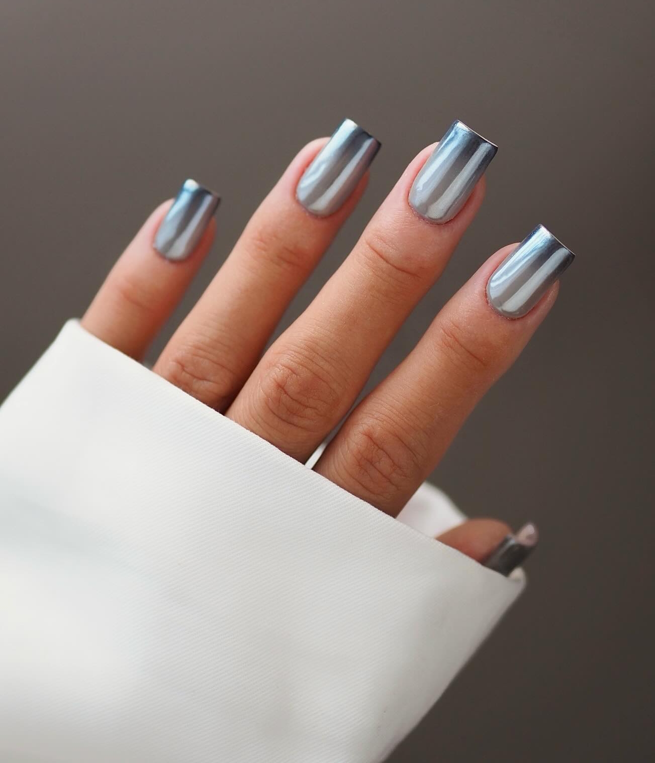 Uñas cuadradas cortas con degradado gris