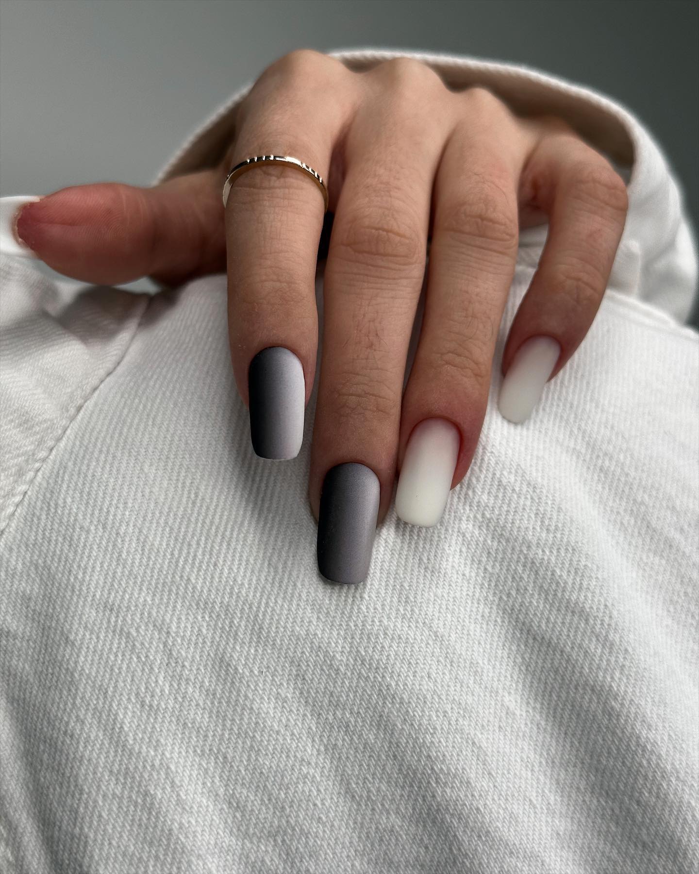 Uñas largas y redondas con ombre gris y blanco