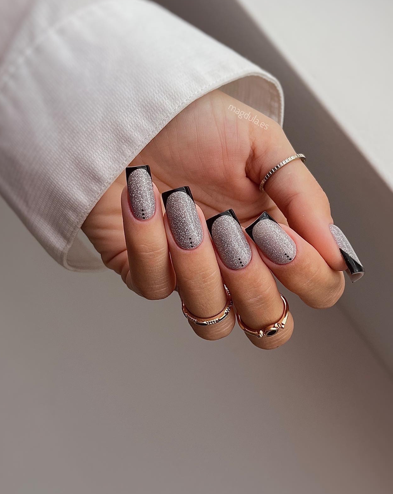 Uñas cortas cuadradas con brillo gris y puntas negras