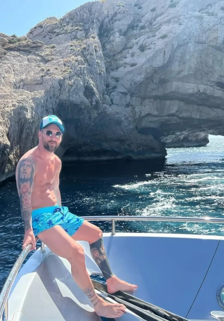Antonela Roccuzzo compartió el álbum de fotos de sus vacaciones con Messi y amigos en Ibiza