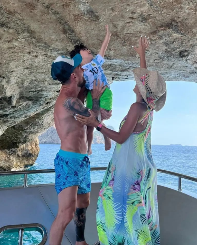 Antonela Roccuzzo compartió el álbum de fotos de sus vacaciones con Messi y amigos en Ibiza
