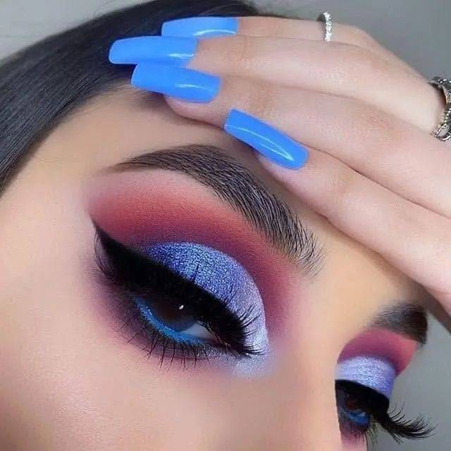 341 Combinacion de unas y maquillaje smokey eye sombra en azul claro escarchado en parpado con borde en rosado oscuro delineado cat eye grueso con unas cuadradas en azul claro