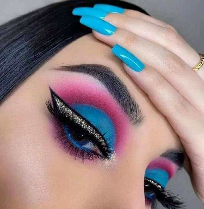 392 Combinacion de unas y maquillaje block eye sombra en azul claro en parpado y fucsia oscuro en borde delineado cat eye grueso unas cuadradas en azul claro