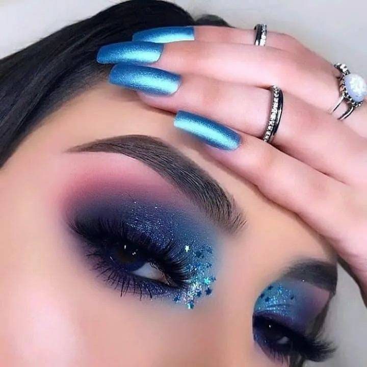 417 Combinacion de unas y maquillaje smokey eye sombras difuminadas en azul claro y oscuro brillos en zona lagrimal delineado sencillo unas cuadradas largas en azul claro perlado