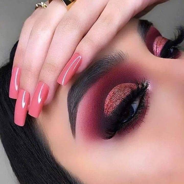 431 Combinacion de unas y maquillaje smokey eye en bronce escarchado en parpado con vino en borde y unas cuadradas largas con esmalte en tono de rosado