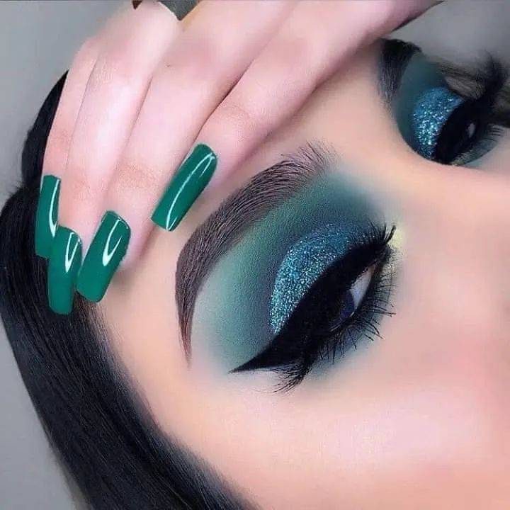 467 Combinacion de unas y maquillaje smokey eye sombra en verde escarchado en parpado borde en verde claro delineado cat eye unas cuadradas largas en verde claro