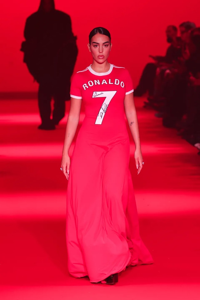 Ronaldo's girlfriend caused a stir when she wore the number 7 jersey on the catwalk 6