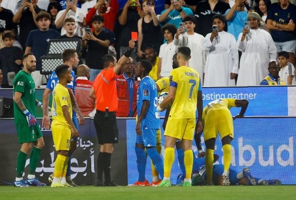 Ronaldo was sent off the field for elbowing an opponent, threatening to punish the referee - 3