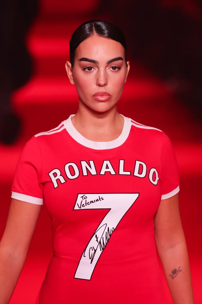 Ronaldo's girlfriend caused a stir when she wore the number 7 jersey on the catwalk 7