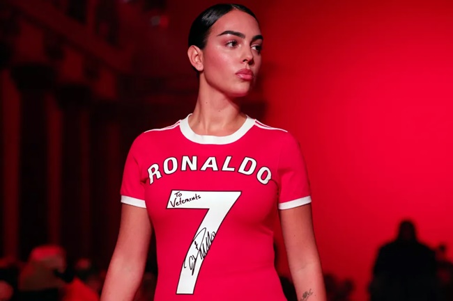 Ronaldo's girlfriend caused a stir when she wore the number 7 jersey on the catwalk 3
