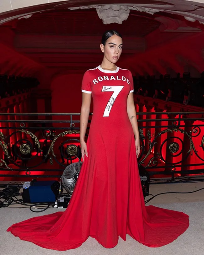 Ronaldo's girlfriend caused a stir when she wore the number 7 jersey on the catwalk 2