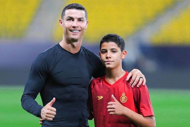 After asking many times, Ronaldo's son finally got the item that his friends have owned for a long time - Photo 4.