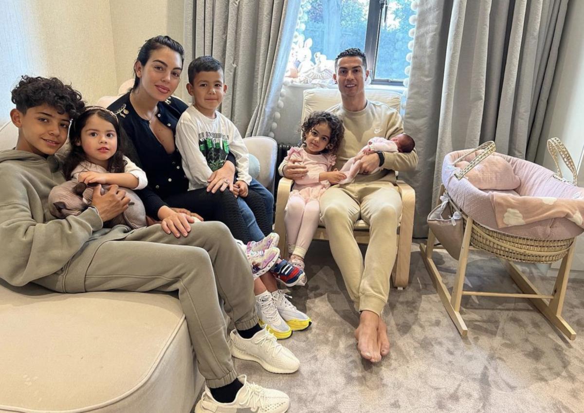 Cristiano Ronaldo, Georgina Rodriguez & baby in new family photo - Futbol  on FanNation
