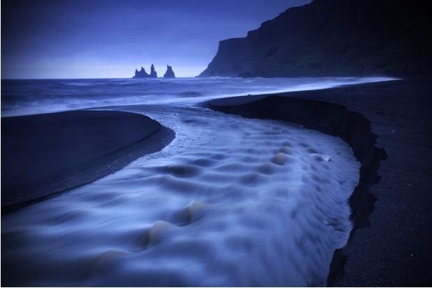 Bãi biển ở Vik, Iceland.