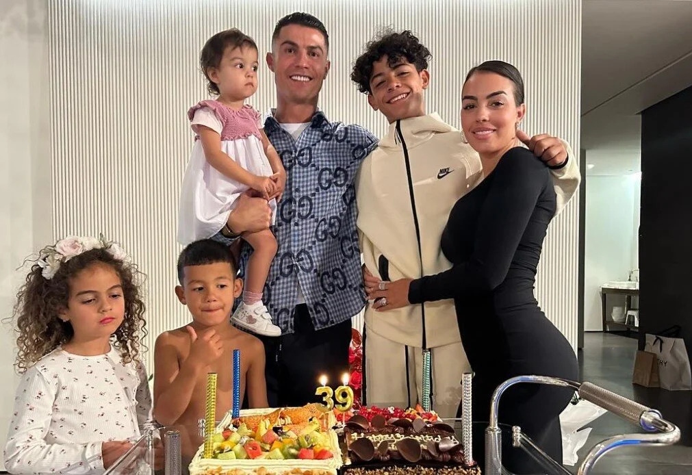 The impressive height of Ronaldo's 13-year-old son makes people wonder photo 1